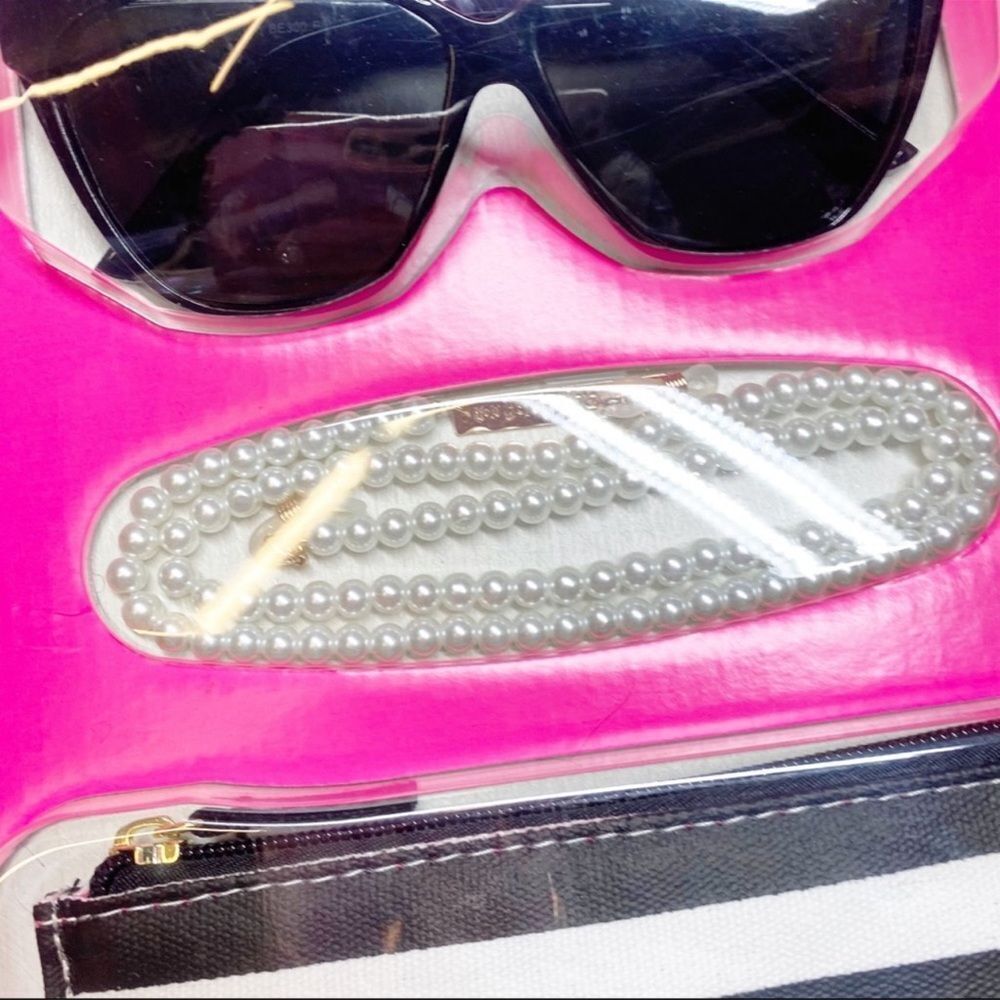Betsey Johnson XOX Polarized Sunglasses and Accessories Set - Picture 6 of 16